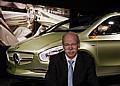 Dr. Dieter Zetsche, Vorstandsvorsitzender der Daimler AG, vor dem Concept BlueZERO.